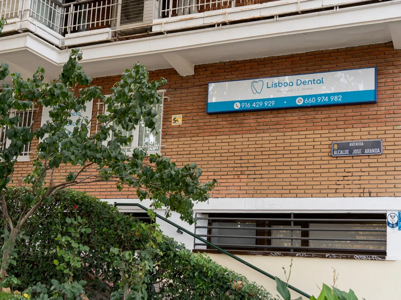 Fachada de Lisboa Dental en la Avda. Alcalde José Aranda 51, Alcorcón